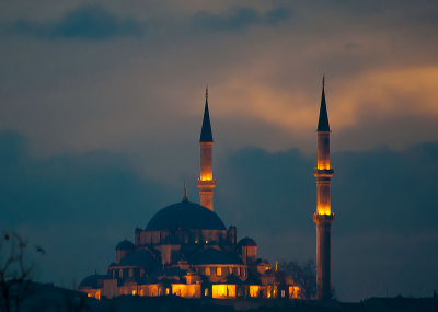 Yeni Cami Mosque at night