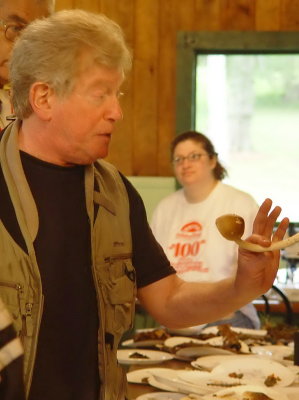 Gary discusses how amanitas vertically orient their caps ensuring the spores always fall downward.jpg