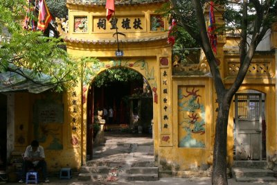 L Triều Quốc Sư Pagoda