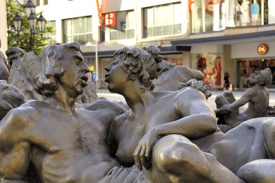_D2X1990 Nurnberg Fountain Marriage Carousel.jpg
