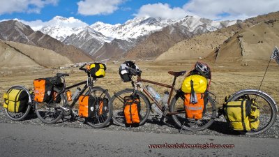 437    Frank & Franka touring Kyrgyzstan - Poison Atropin touring bikes