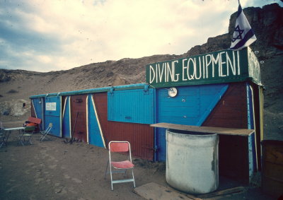 037 Train car diving center