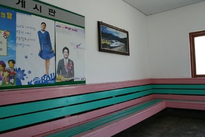 bench inside 안인역