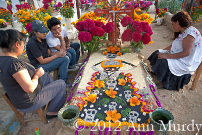 Decorating grave with Catrina