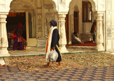 Sikh in ceremonial dress.jpg
