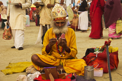 Sadhu applying his make up.jpg