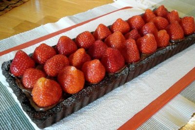  chocolate tart with chocolate creme and strawberries
