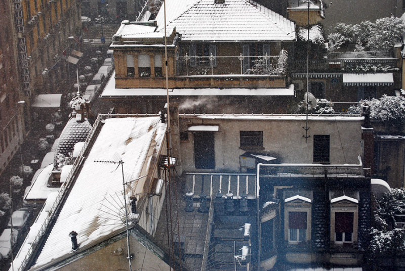 Snow falling on roof tiles5816