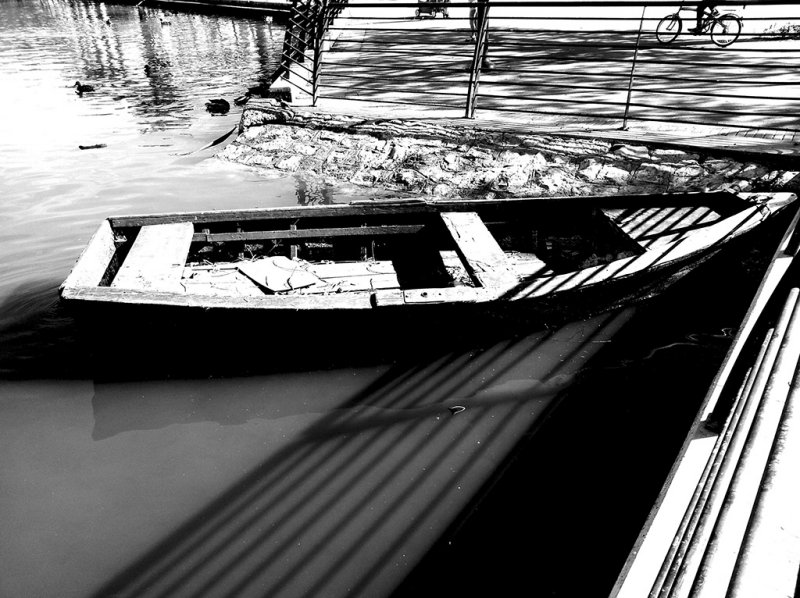 Boat in Park Leumi.jpg