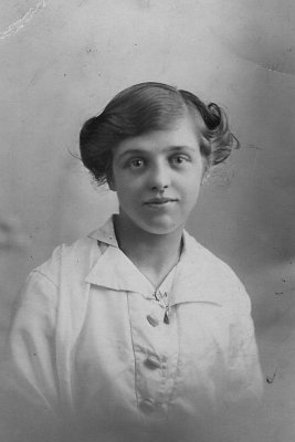 Edith Marshall taken 27.04.1915 aged 16 .