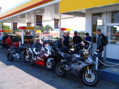 meeting-at-shell-stn.jpg