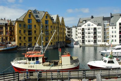 Ålesund inner harbor, Clarion Collection Bryggen Hotel (yellow)