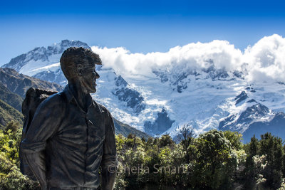 Sir Edmund Hillary statue at Mount Cook National Park 