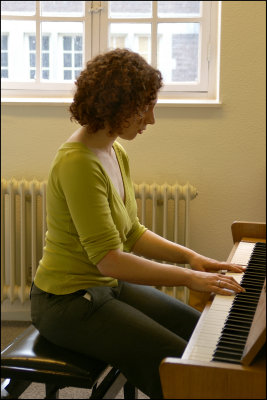 Isis speelt piano