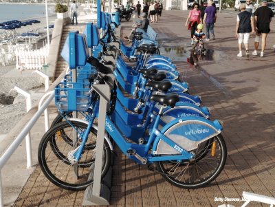 Witte fietsen, blauw verkleurd
