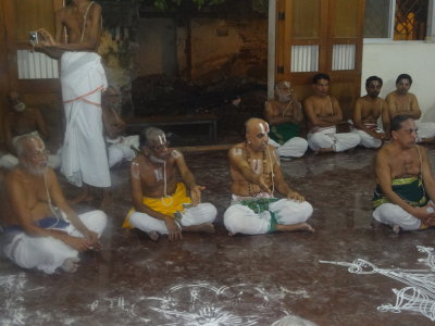 Sri MAV Swami welcome one of the adhyapaksas.JPG