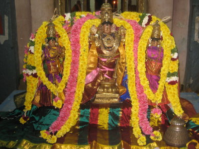 Abeshta Varadhar with Nachiyars.JPG