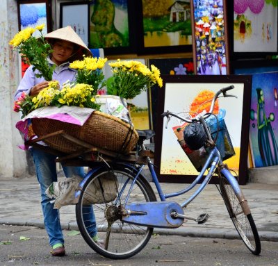flower lady on Pho Gia Ngu street, Hanoi Old Quarter, Hanoi, Vietnam  