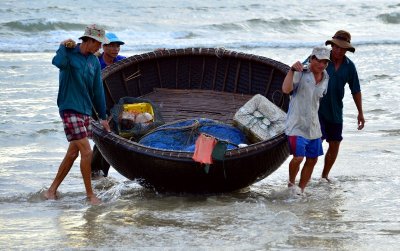 coming ashore, fishermen, round fishing boat, Da Nang, Vietnam 