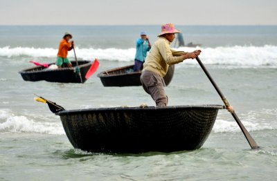 coming ashore, fishermen, round fishing boats, Da Nang, Vietnam  