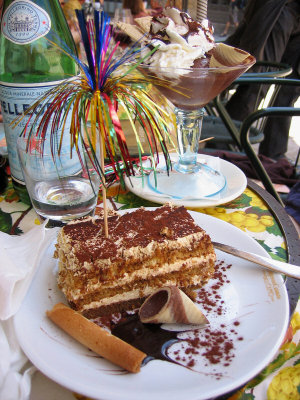 My <a href=http://tinyurl.com/gyutv target=_blank>tiramisu</a> cake with usual ribbon fireworks