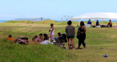 A Maori family picnicing 
