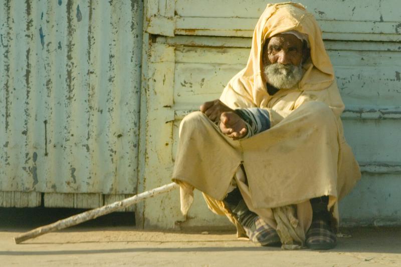 An old man beging in mostaghanem.