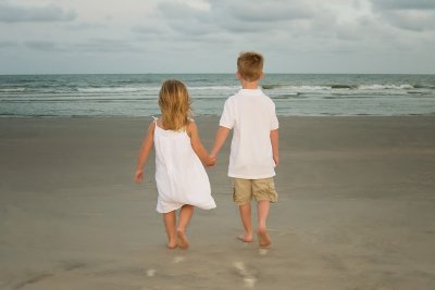 Ryan and Cait walk to ocean (South Carolina)