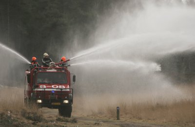 Brandweer blust heidebrand