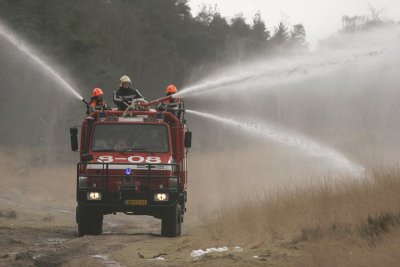 Brandweer blust heidebrand