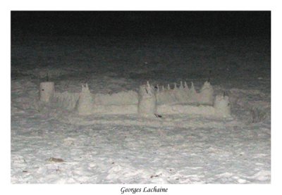 Un chateau de sable dans la nuit