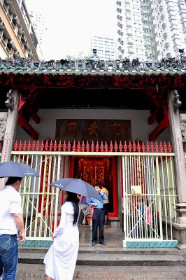 59_Tourists coming to the temple in the rain.jpg