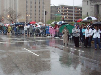 Spectators at the turn onto Market St.