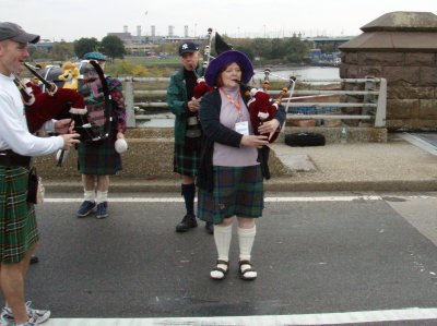 Bagpipe players at the 20 mile mark (end of Willis Avenue Bridge)