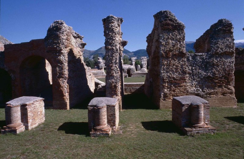 Amiterum, zona archeologica, resti dellanfiteatro romamo (I secolo d. C.).