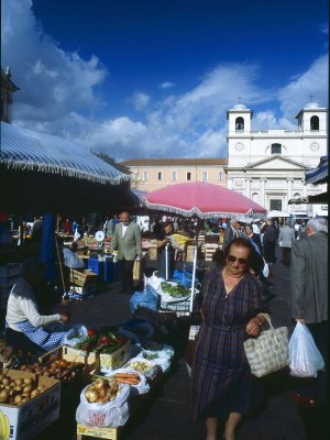 L’Aquila, piazza Duomo in una mattina del tradizionele mercato