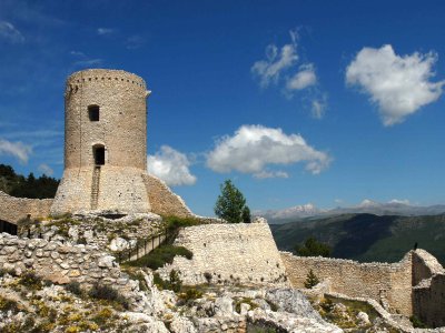 Castello di Bominaco (AQ). Edificato nella seconda metà del XV secolo