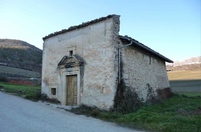 Chiesetta tratturale sulla strada tra Carapelle Calvisio e Castelvecchio Calvisio