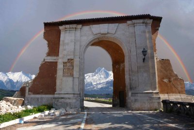 Porta Napoli a L’Aquila, semidistrutta. L'arcobaleno è un segno di speranza...