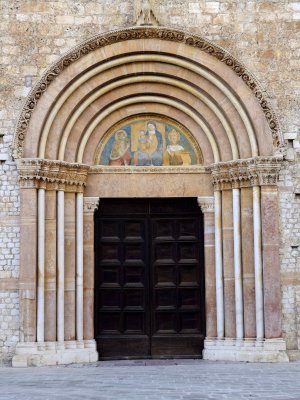 Basilica di Collemaggio,  muraglia di sinistra,  la Porta Santa della Perdonanza