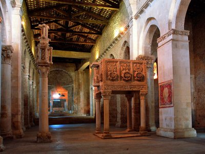 Interno dell’Abbazia di San Clemente a Casauria. Fu costruita dall'imperatore Ludovico II, pronipote di Carlo Magno, nel 871