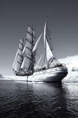 Under sail in Neumayer Channel