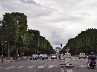 des Champs-Élysées - Looking towards the Arc de Triomphe