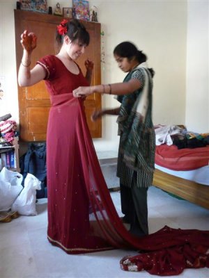 Aide pour mettre le sari...