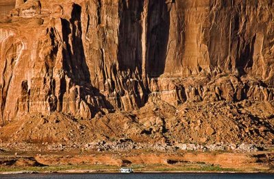 Dwarfed houseboat