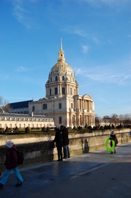 Hotel des Invalides (a hospital and retirement home for war veterans built by Louis XIV in 1676); includes a chapel, the tombs of Napoleon and Napoleon II and the Muse de l'Arme (war museum).
