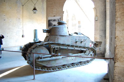 WWI tank in the Muse de l'Arm.
