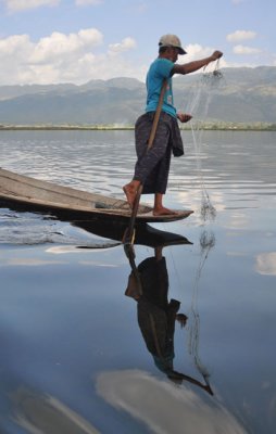 Unique Intha leg rowing