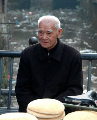 Stylish bread seller in Taoshan