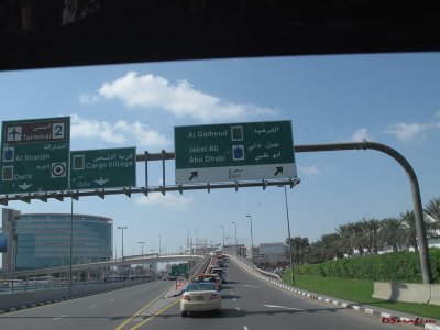 as ruas de Dubai e seu estranho idioma